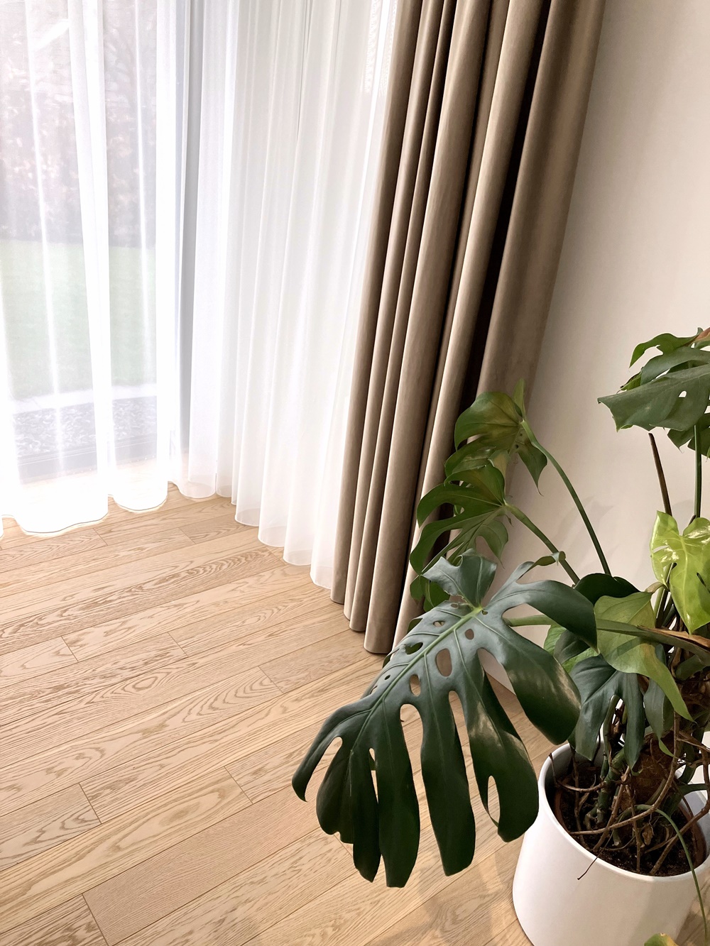 pracownia salon firan igmar, aranżacja okna, zasłony japandi. wave, microflex, 1 zakładka, zasłony modern farm house, zasłony modern classic, salon, aranżacje okienne, dekoracje okienne, dekoracja okna, nowoczesne, nowoczesna, wystrój okna, luksusowe, ekskluzywne, naturalny splot, tkaniny, zasłony, zasłony na wymiar, szycie na wymiar, microflex, mikrofleks, łazienka, beżowe zasłony, beże, chłodny brąz, velvet, welwet, welur, carmelowy, firana gładka, wysoka jakość, elegancka, biała, wave, fala, taśma wave, chłodny beż, jasne zasłony, firany na wymiar, karnisze, forest, ks, czarne, białe, sufitowe, aluminiowe, lniane, lniane zasłony, lniane firany