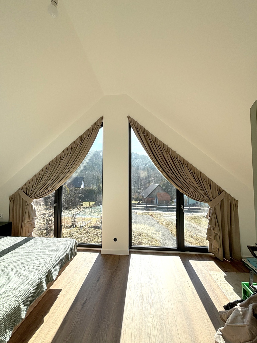 dekoracje okna na wymiar, zasłony zaciemniające, microflex, tkaniny dekoracyjne, szycie na wymiar, szycie na zamówienie, luksusowe aranżacje okna, firany dobrej jakości, karnisze na wymiar, okno trapezowe, zasłony na skośne okno, okno skośne, okno trójkątne, okno nietypowe, okno łuk